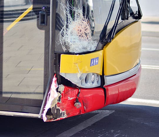 Fotografíagrafía del frente de un autobús dañado tras un accidente.