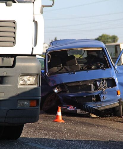 Fotografíagrafía de un accidente de camión con otro vehículo.