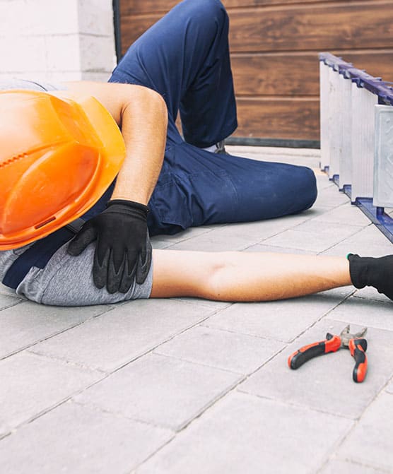 Fotografíagrafía de un trabajador de la construcción herido tras caer en un accidente laboral.