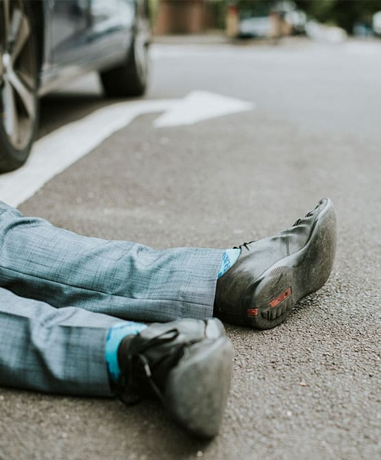 Fotografíagrafía de una persona limpiándose una herida en la rodilla después de una caída.