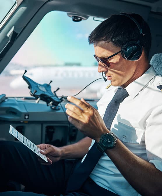 Fotografíagrafía de un piloto preparándose para un vuelo relacionado con una demanda por accidente de aviación.