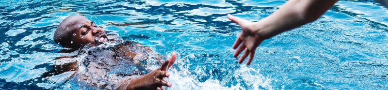 Fotografía de un hombre ahogándose en un accidente de piscina.