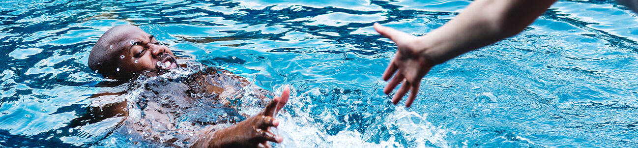 Fotografía de un hombre ahogándose en un accidente de piscina.