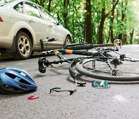 Fotografía de un accidente de tráfico que involucra a un ciclista.