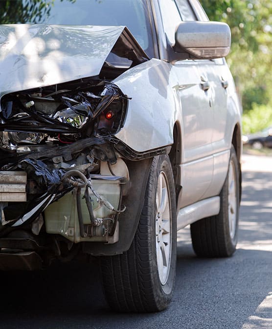 Fotografía de un auto dañado tras un accidente.