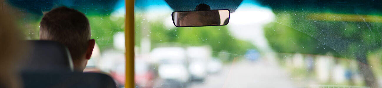 Fotografía de un conductor de autobús manejando un autobús relacionado con una demanda por accidente de autobús.