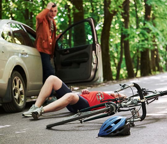 Fotografía de un ciclista herido tras caer en un accidente.