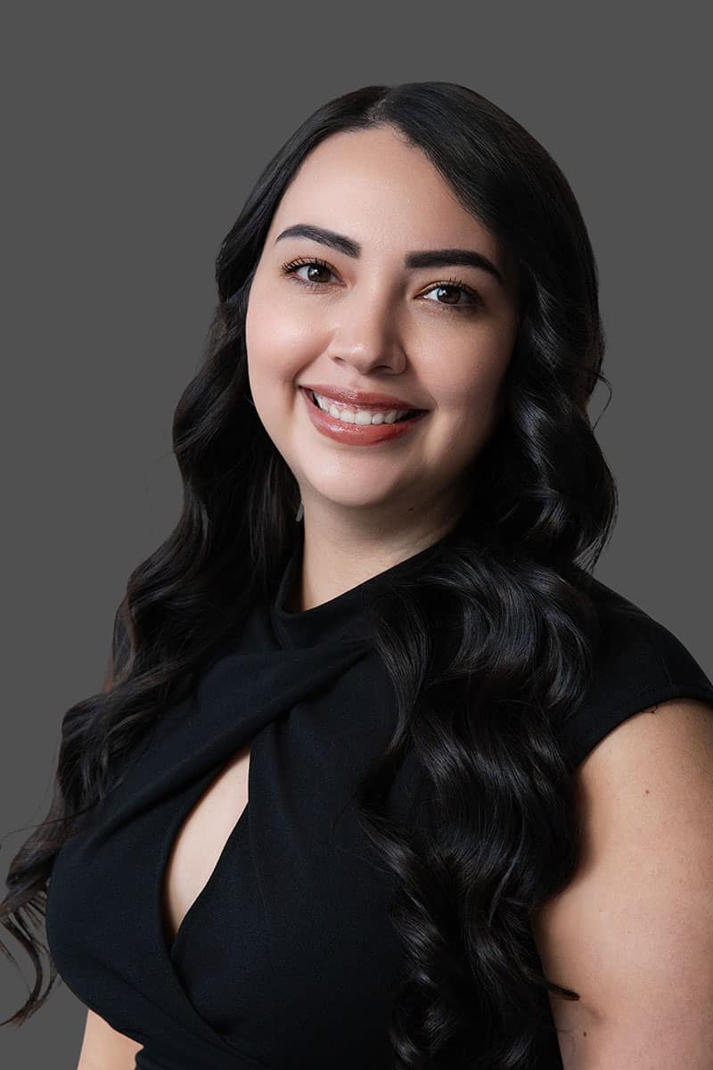 Fotografía de Lorena Rivera, asistente legal e intérprete de español en McIntyre Law Firm.