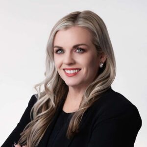 Fotografíagrafía de Mónica Schweighart, socia junior en McIntyre Law Firm.
