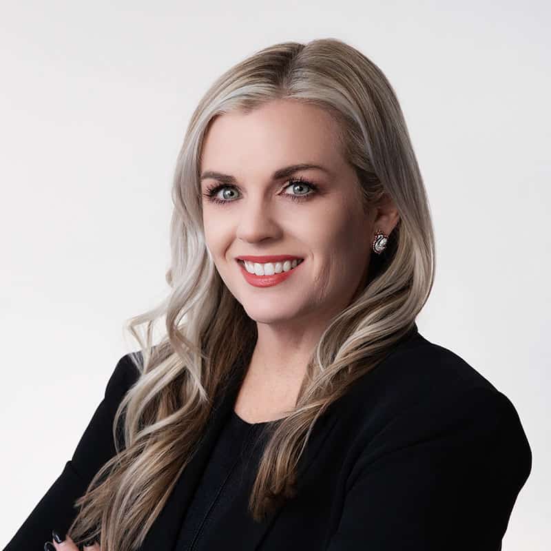 Fotografía de Mónica Schweighart, socia junior en McIntyre Law Firm.