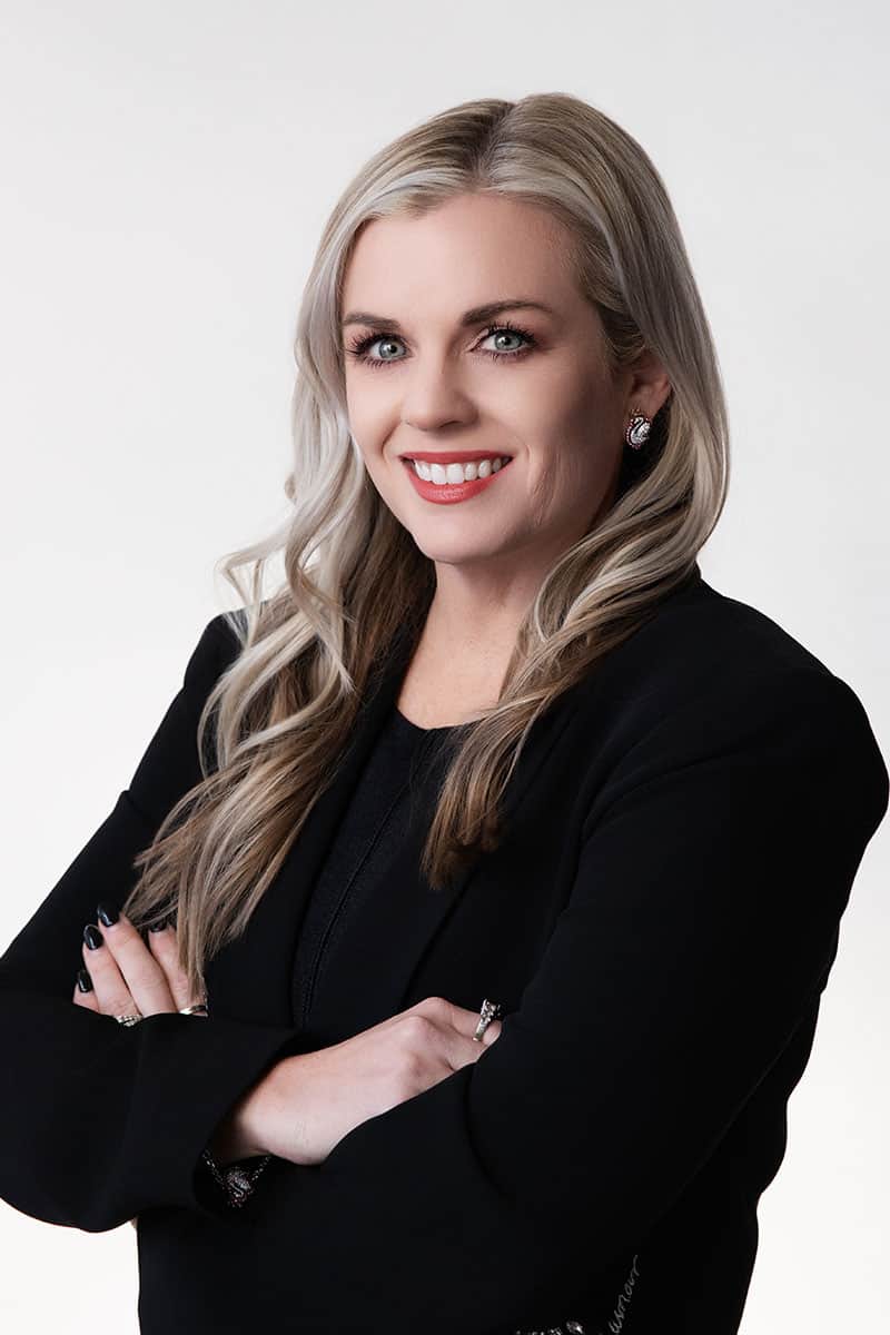 Fotografía de Mónica Schweighart, socia junior en McIntyre Law Firm.