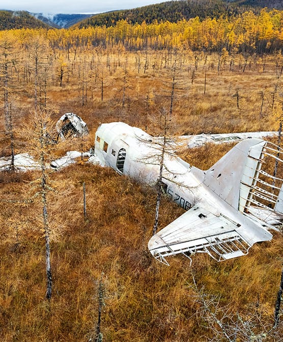 Fotografíagrafía de un accidente aéreo en un campo, relacionada con una demanda por accidente de avión.