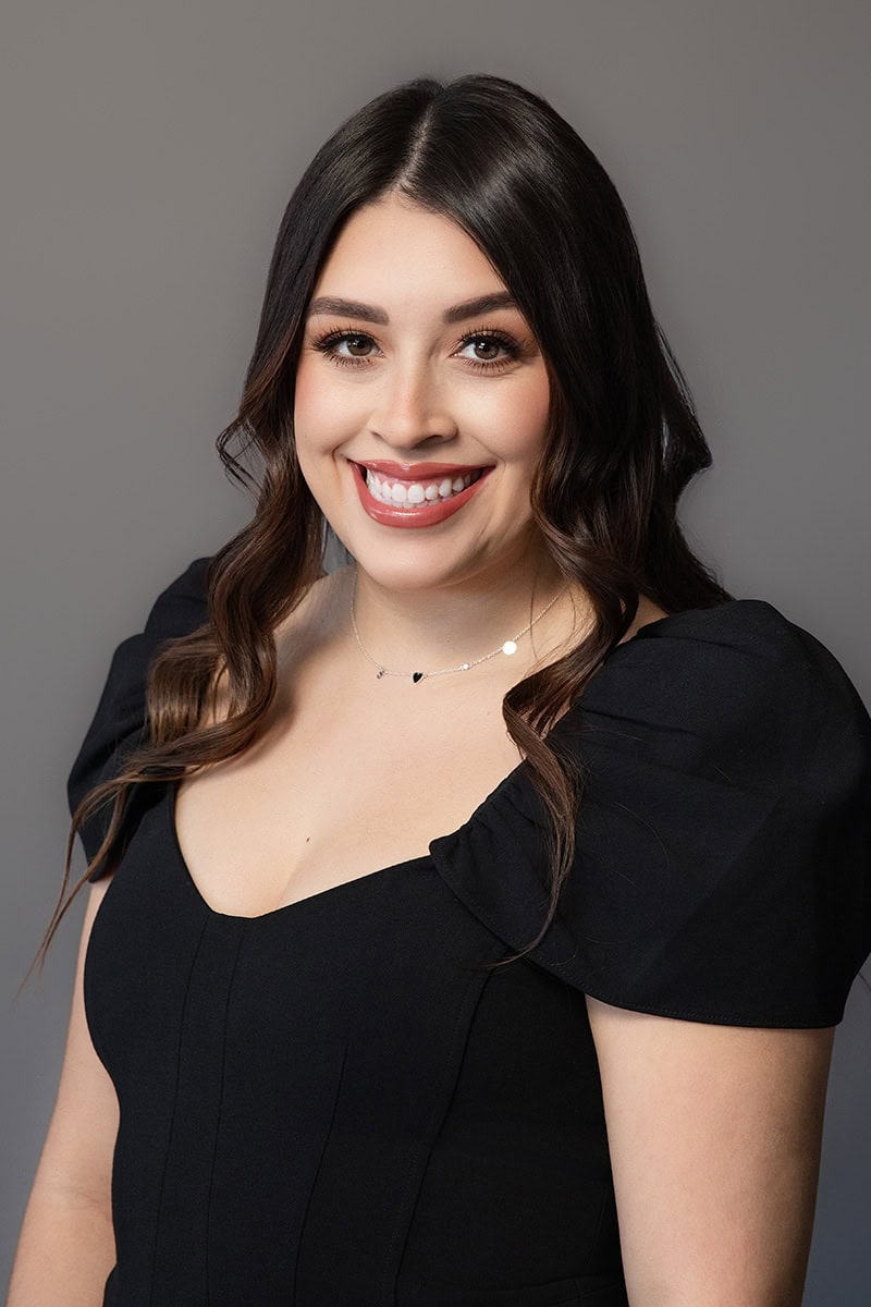 Fotografía de Alyssa Pena, recepcionista y traductora de español en McIntyre Law Firm.