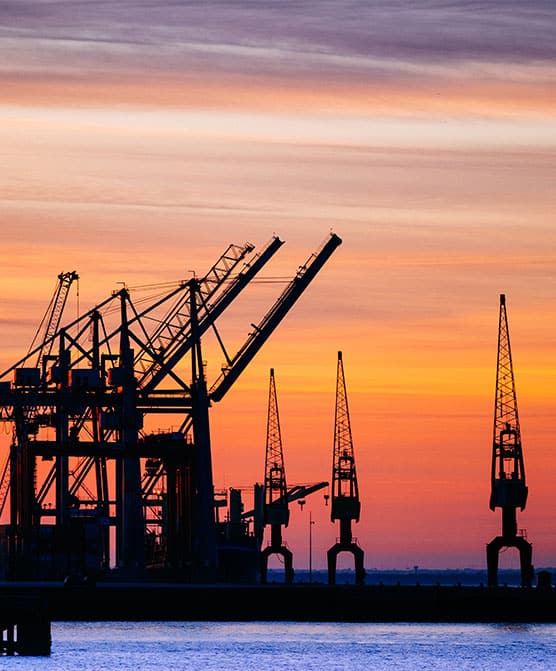 Fotografíagrafía de una plataforma de perforación de petróleo al atardecer, relacionada con las reclamaciones por incidentes en plataformas petrolíferas.